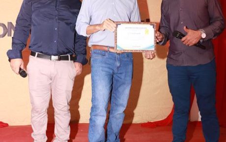 O vereador Adalto Donato de Oliveira é recebe premio de honraria popular na categoria de personalidade Publica Notável